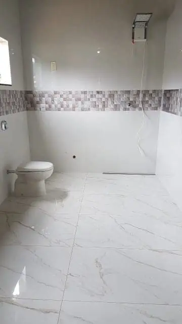 Revestimento e piso em Jaraguá — Pedreiro JC em Jaraguá do Sul Revestimento e piso em Jaraguá — obra realizada pelo Pedreiro JC (João Carlos), pedreiro profissional em Jaraguá do Sul e região. Instalação profissional de porcelanato.
